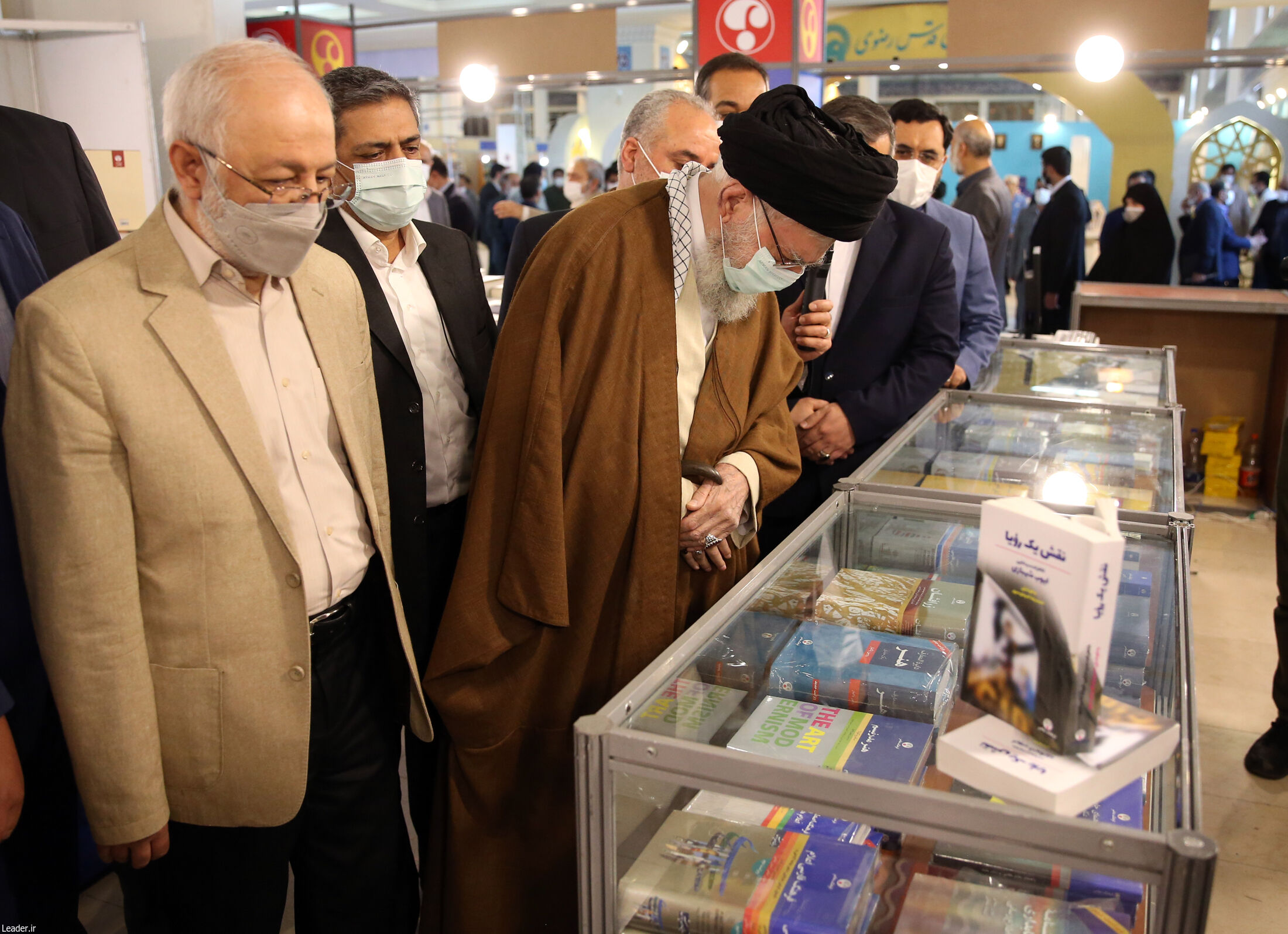 بازدید رهبر انقلاب از نمایشگاه کتاب تهران