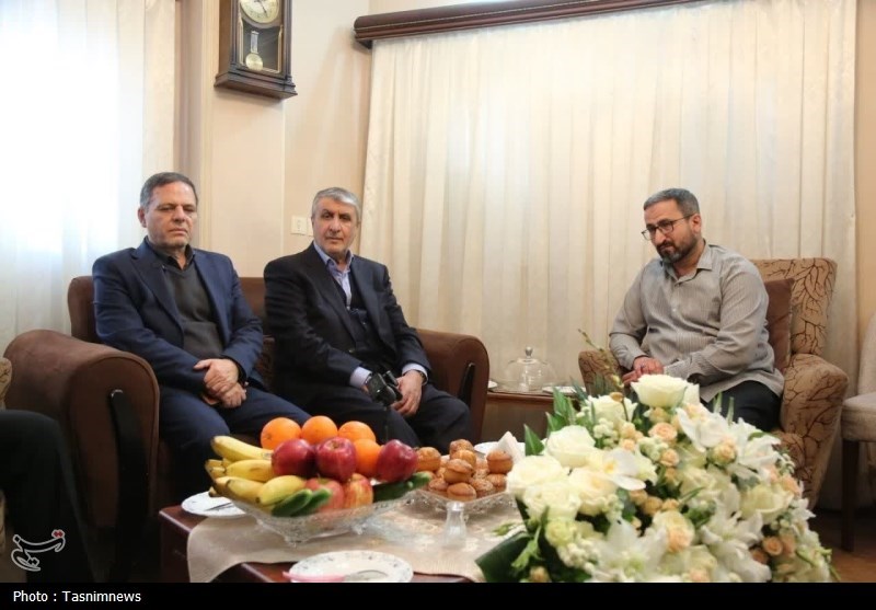 دیدار رئیس سازمان انرژی اتمی با خانواده شهید شهریاری