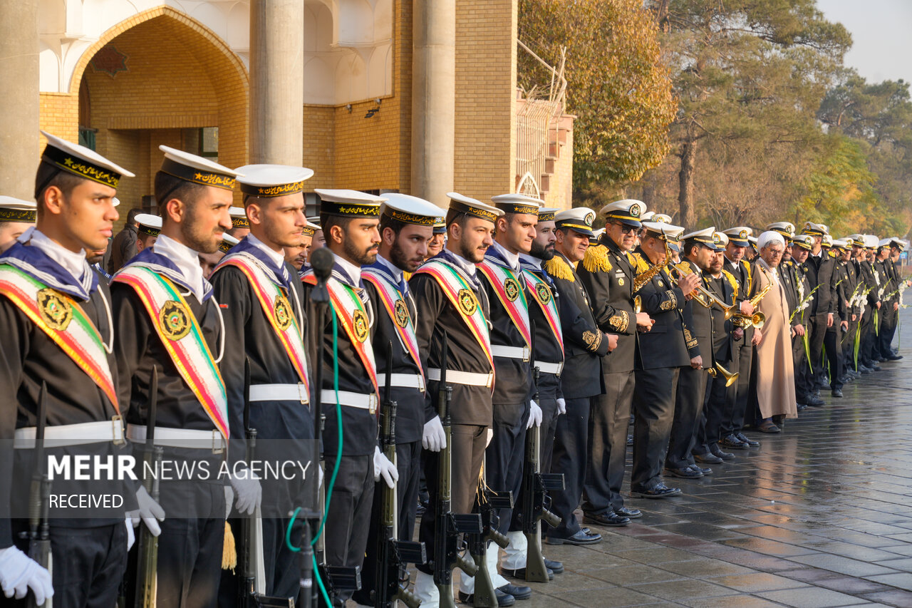  ادای احترام فرماندهان نیروی دریایی ارتش به مقام شهدا در بهشت زهرا (س)