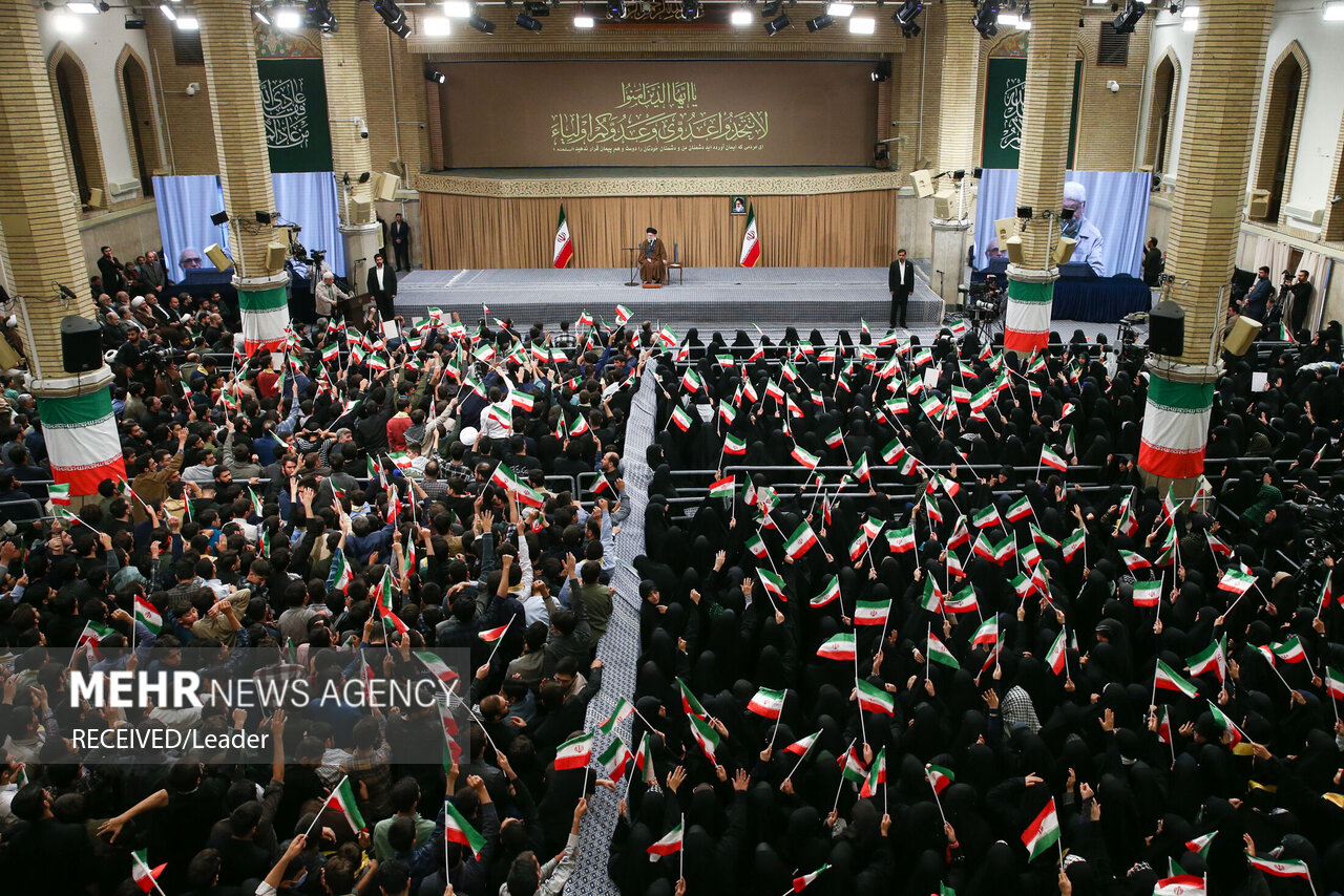 دیدار دانش‌آموزان و دانشجویان با رهبر انقلاب