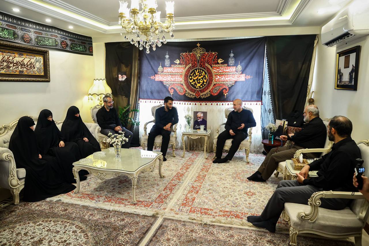 حضور قالیباف در منزل شهید محمدمهدی طهرانچی