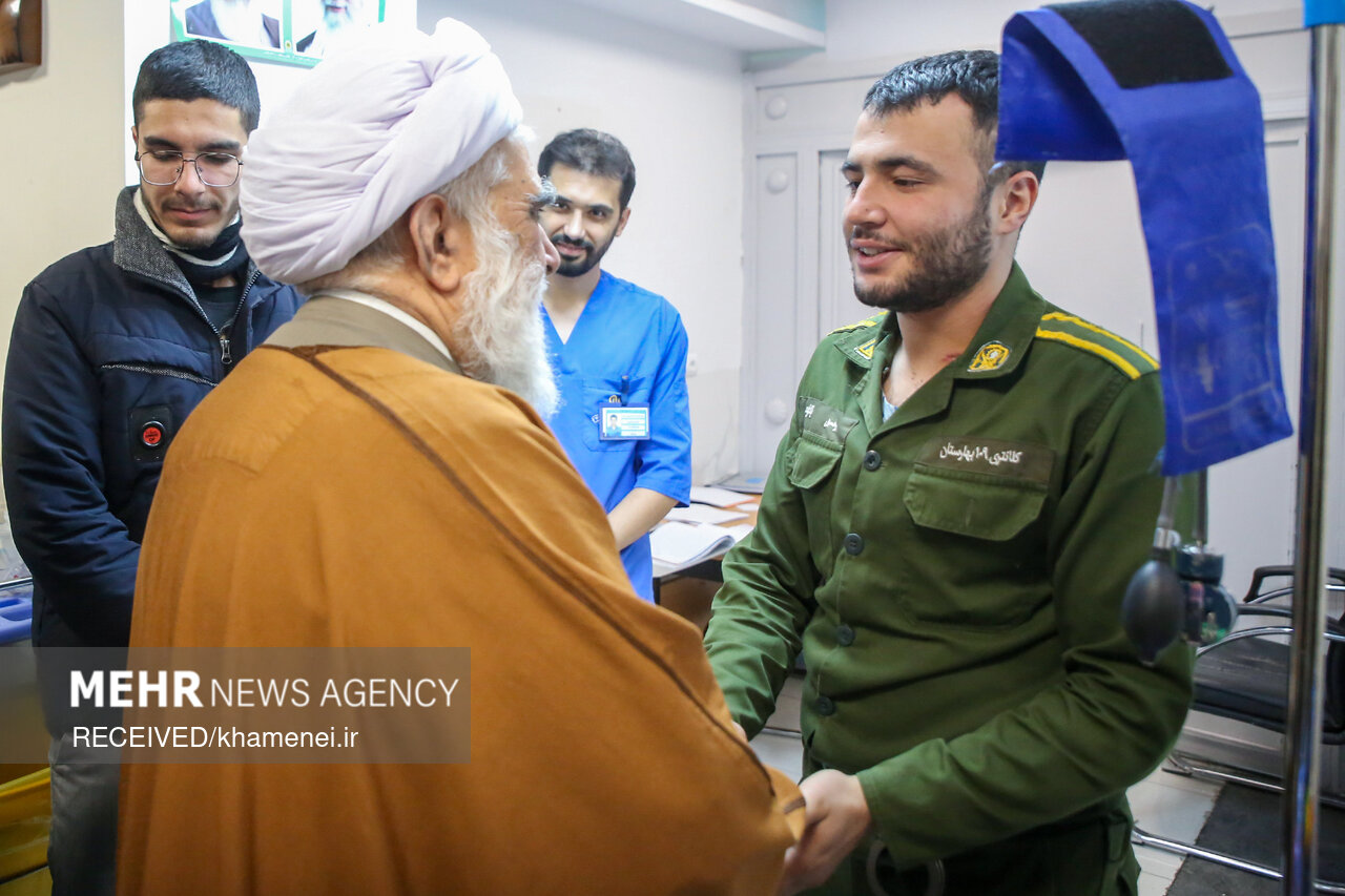 حضور نمایندگان رهبر انقلاب در منازل تعدادی از جانبازان