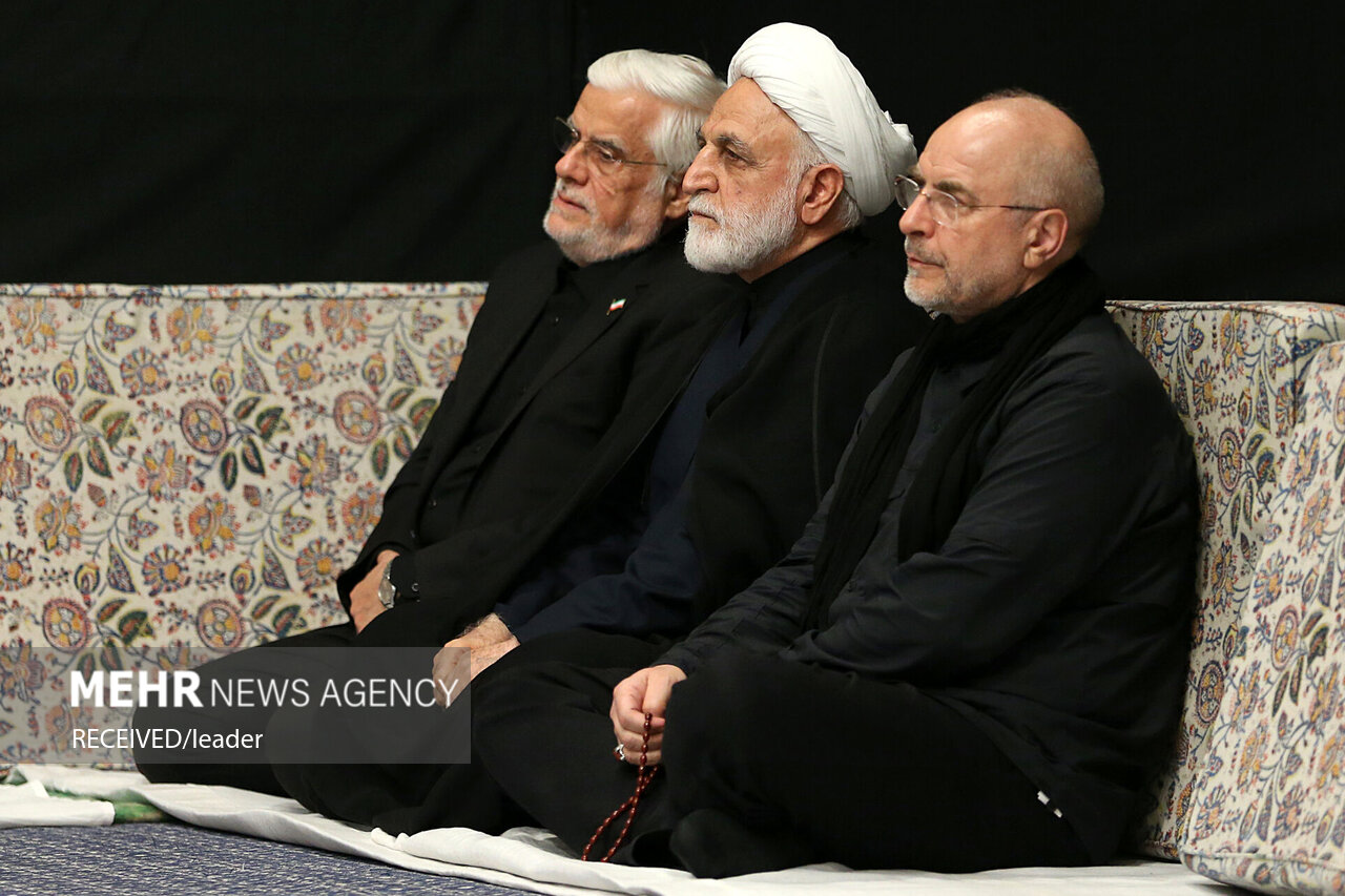  حضور رهبر انقلاب در حسینیه امام خمینی(ره) در مراسم عزاداری شب عاشورای حسینی