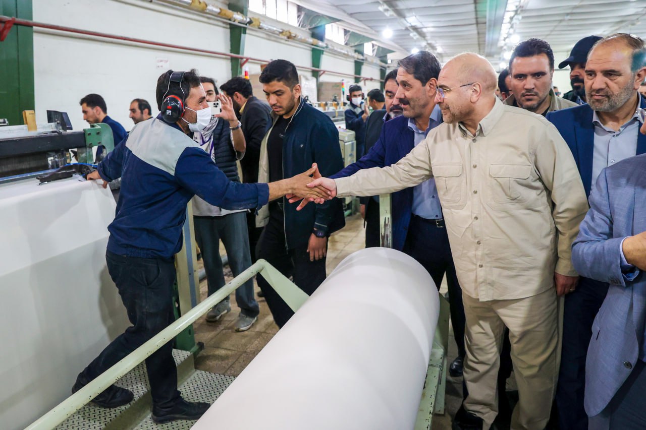 بازدید قالیباف از بخش‌های مختلف کارخانۀ نساجی سیمابافت