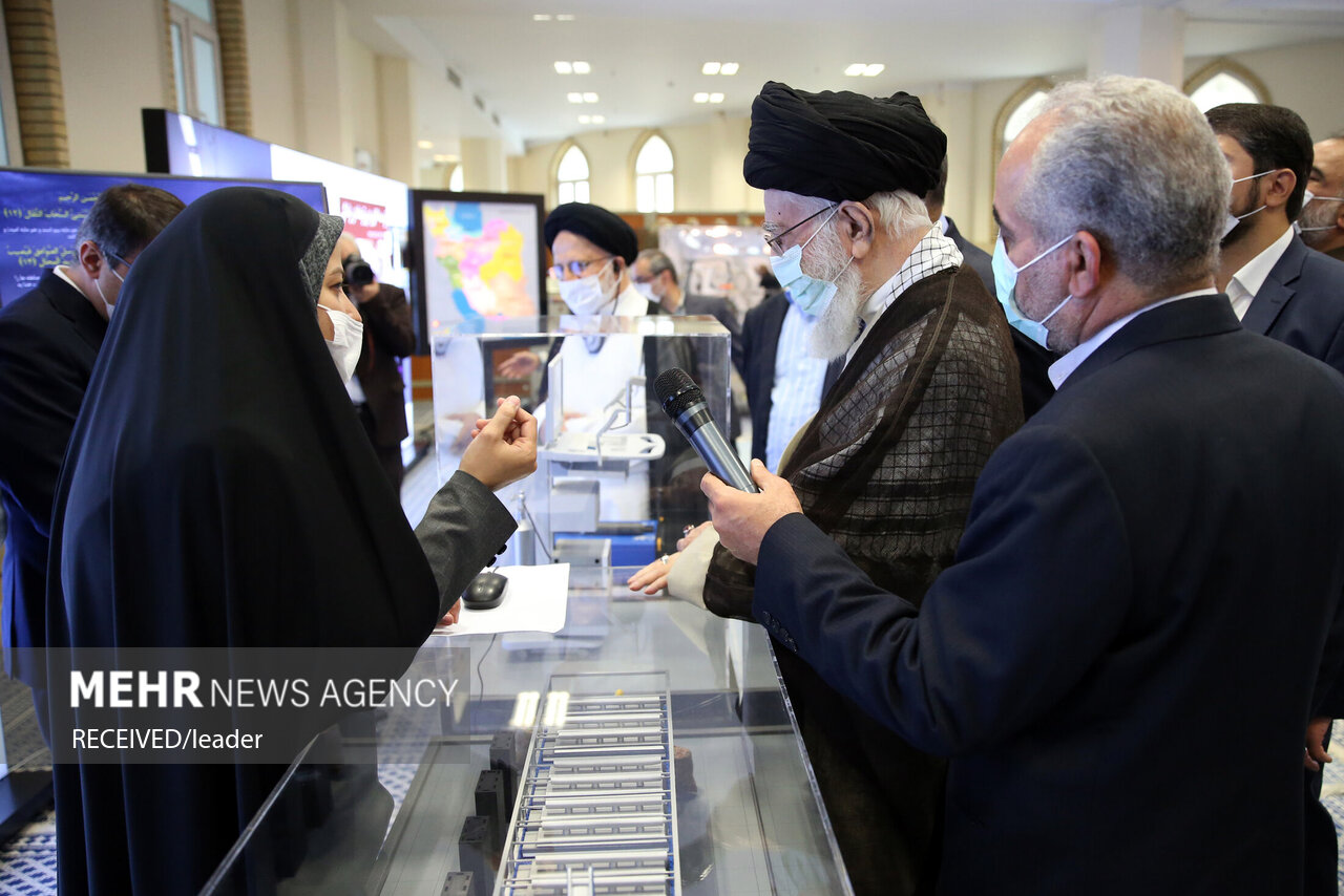 تصاویر بازدید رهبر انقلاب از نمایشگاه دستاوردهای صنعت هسته‌ای