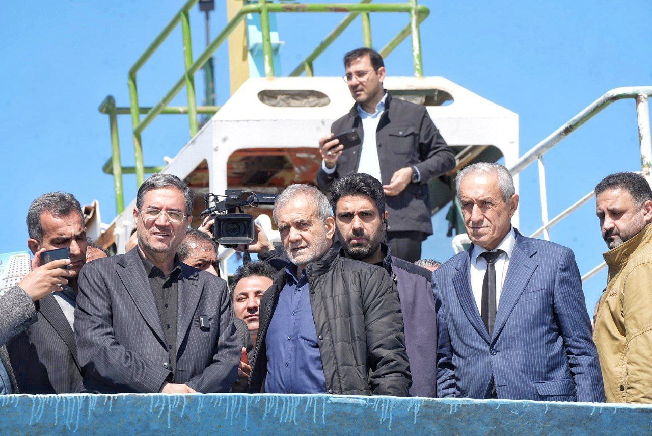 تصاویری از بازدید سرزده پزشکیان از دریاچه ارومیه