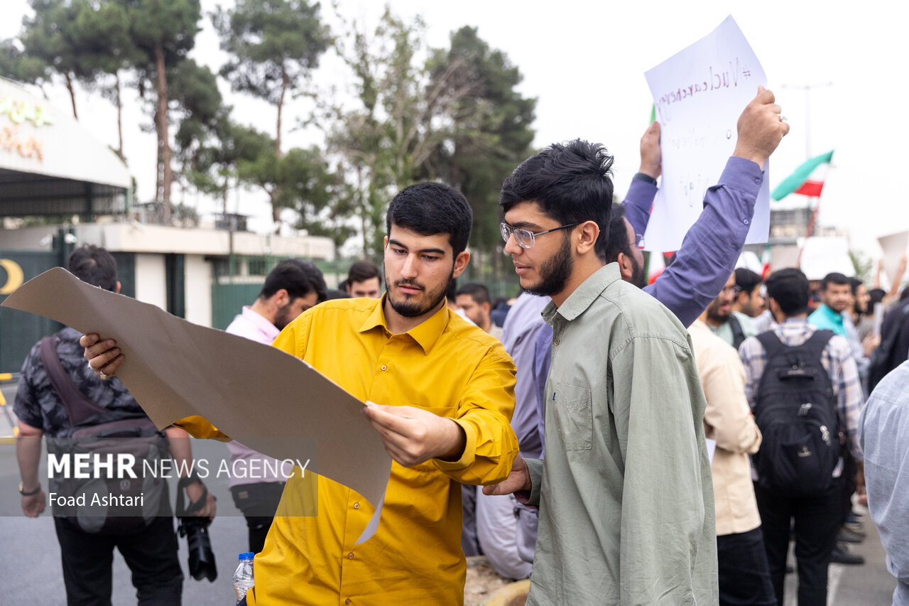 تجمع دانشجویان مقابل سازمان انرژی اتمی