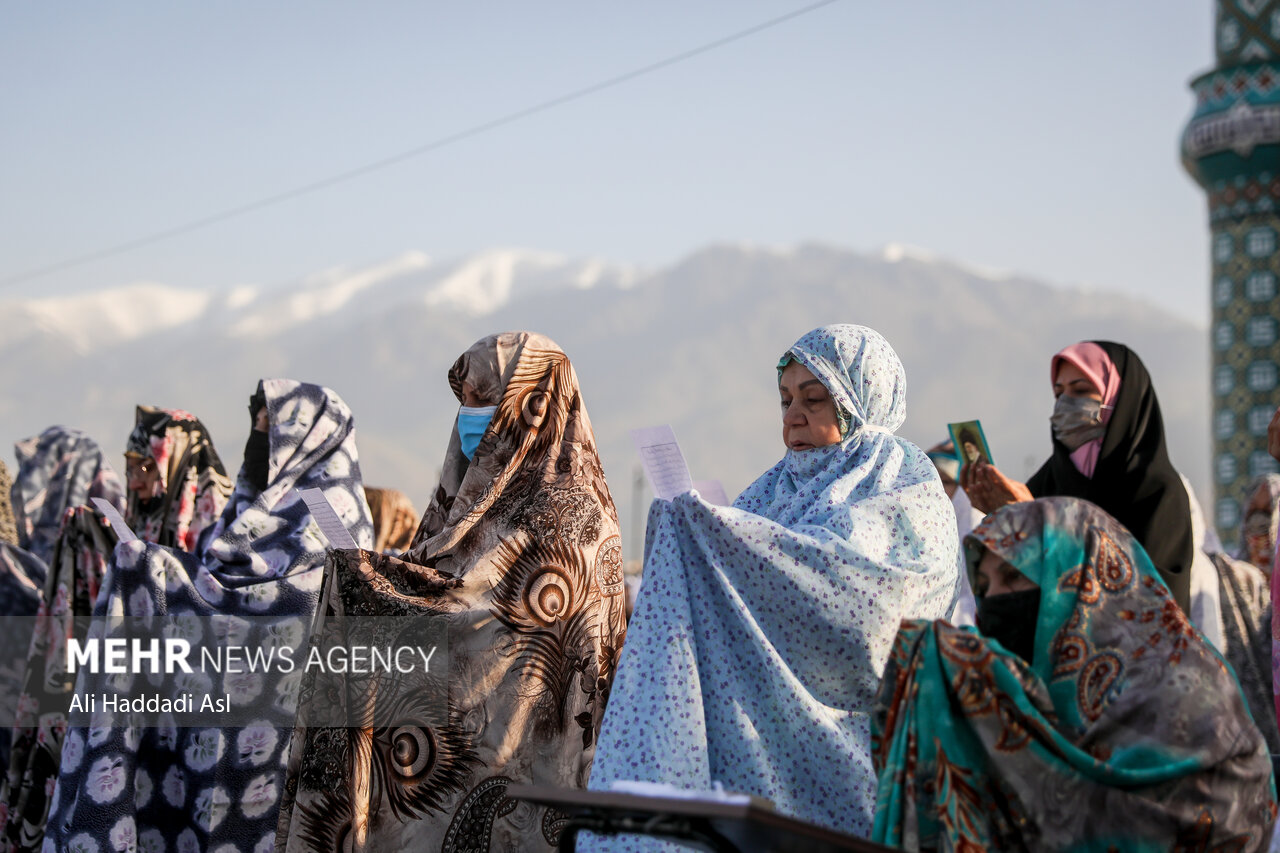 نماز عید فطر در امام زاده پنج تن لویزان