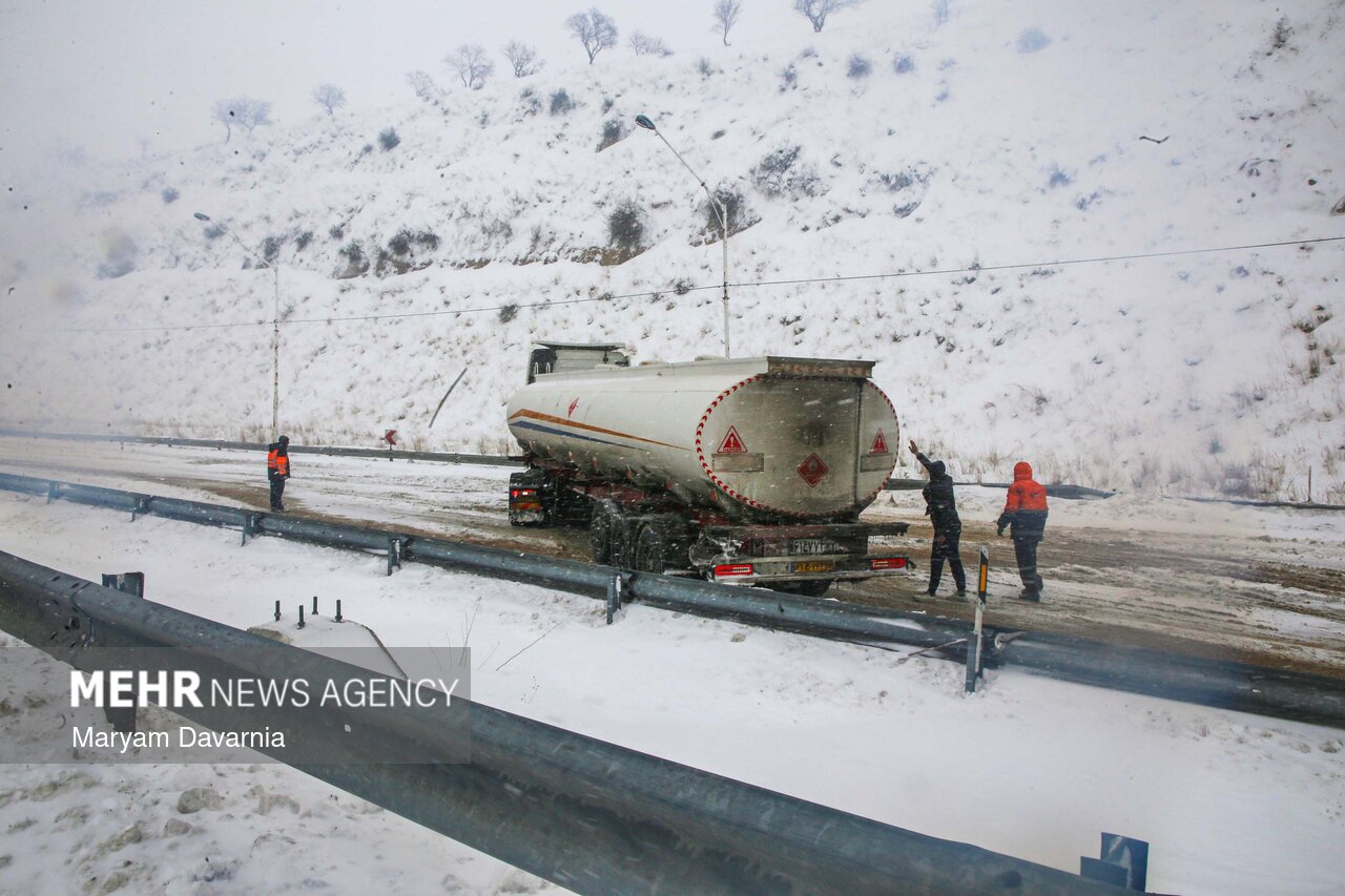 امدادرسانی به خودروهای گرفتار در برف