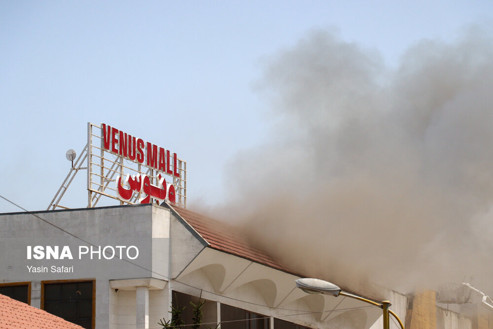 آتش سوزی مهیب در مرکز خرید ونوس - بندرانزلی