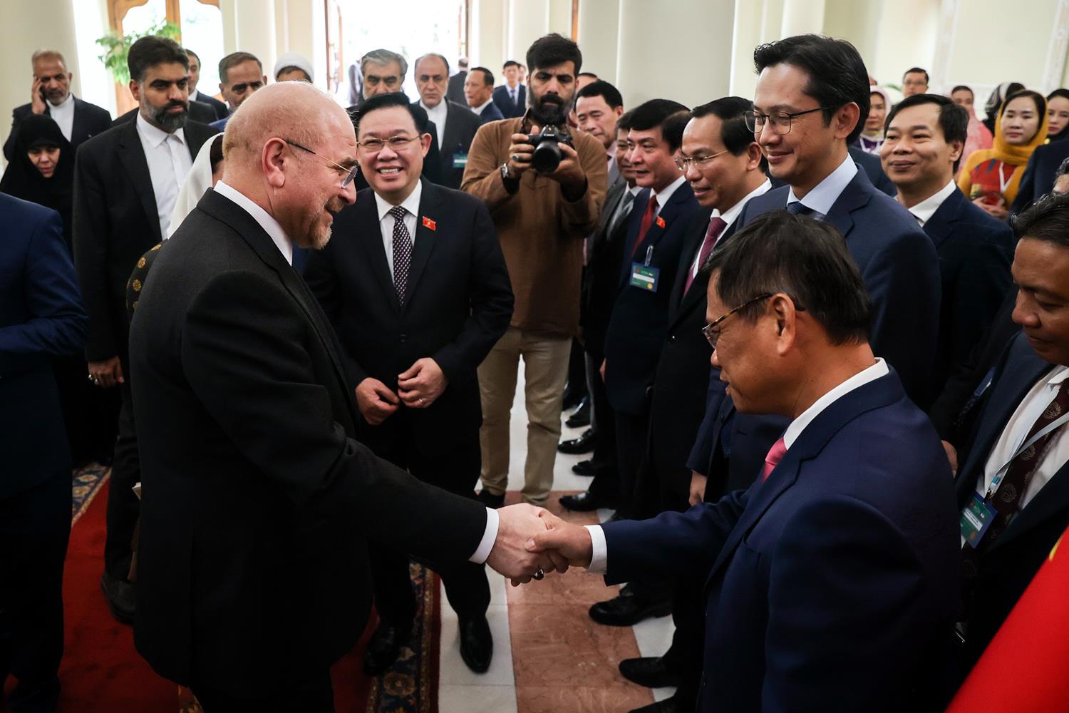 مراسم استقبال رسمی، دیدار رؤسای مجالس و نشست دوجانبه هیأت‌های ایران و ویتنام