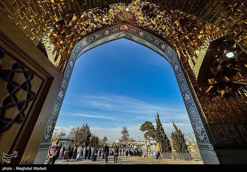 نماز عید سعید فطر در امامزاده پنج تن لویزان