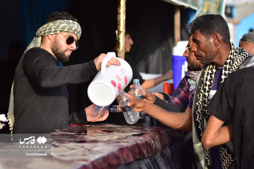 تردد زائران اربعین در دمای ۵۰ درجه شلمچه