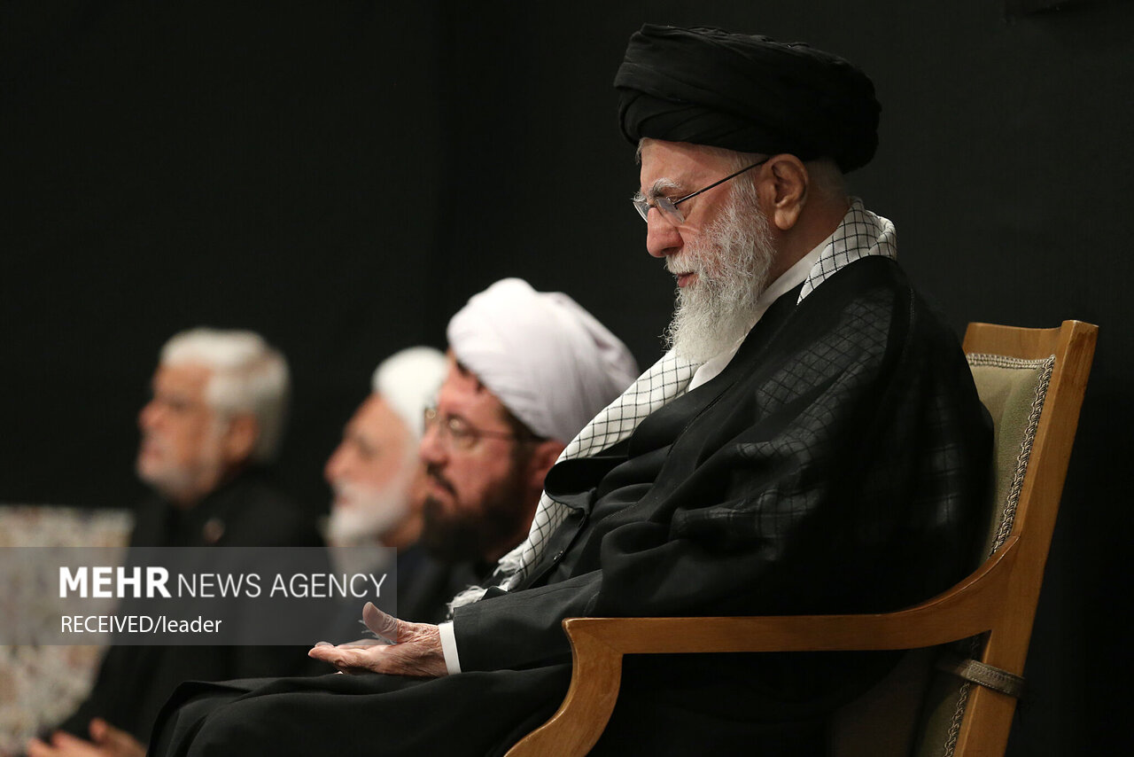  حضور رهبر انقلاب در حسینیه امام خمینی(ره) در مراسم عزاداری شب عاشورای حسینی