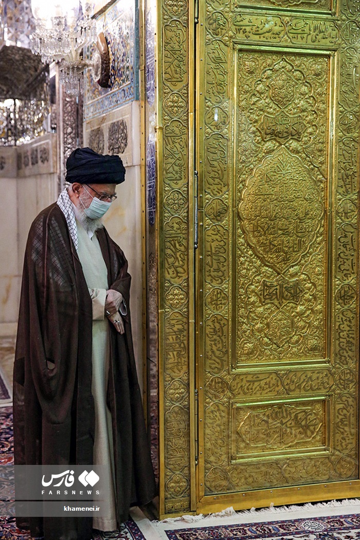 غبارروبی مضجع مطهر رضوی توسط رهبر انقلاب
