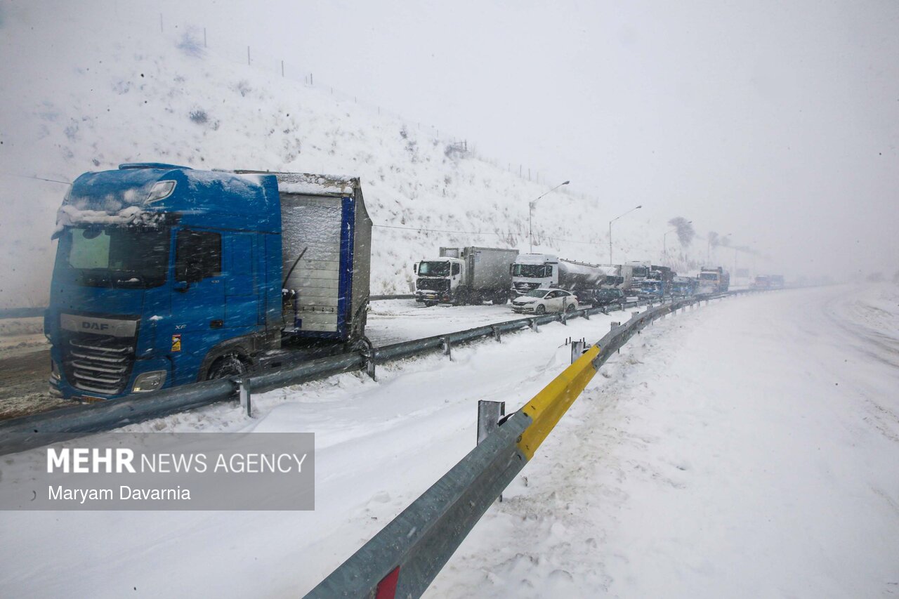 امدادرسانی به خودروهای گرفتار در برف