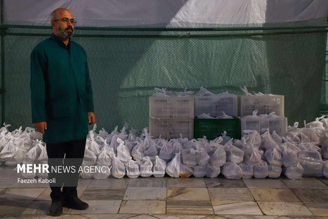 مراسم افطاری طرح ضیافت اکرام رضوی در صحن امام حسن مجتبی(ع)