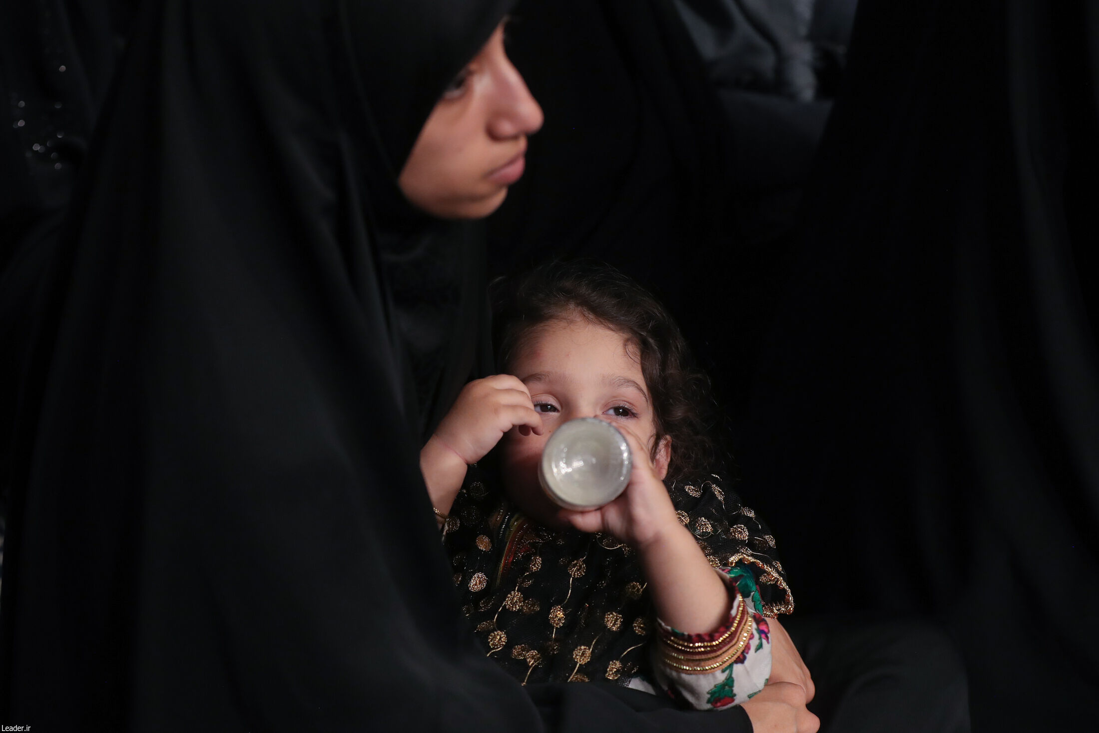  دیدار جمعی از رأی اولی‌ها و خانواده‌های شهدا با رهبر انقلاب