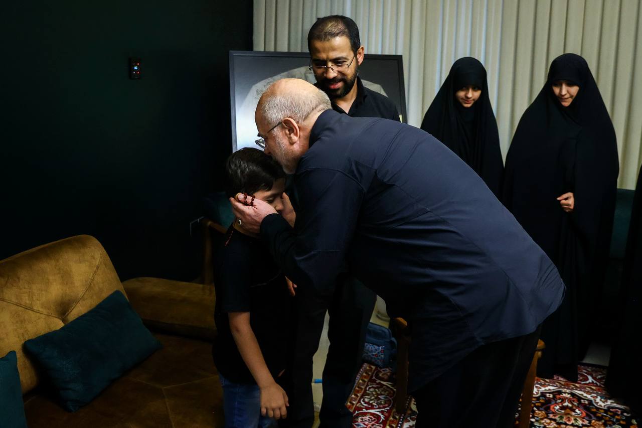 حضور قالیباف در منزل سرلشکر شهید حاجی‌زاده