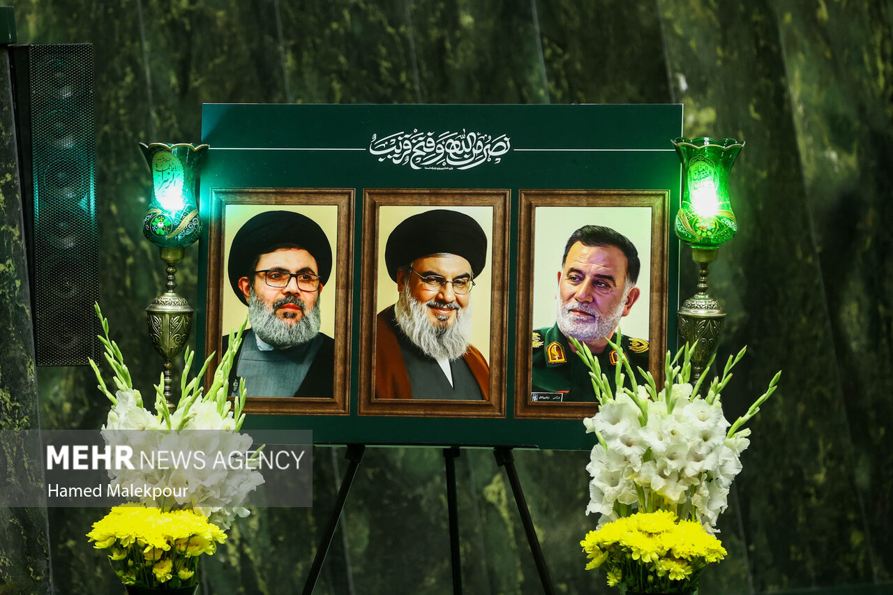 خادمان حرم حضرت عبدالعظیم در صحن مجلس