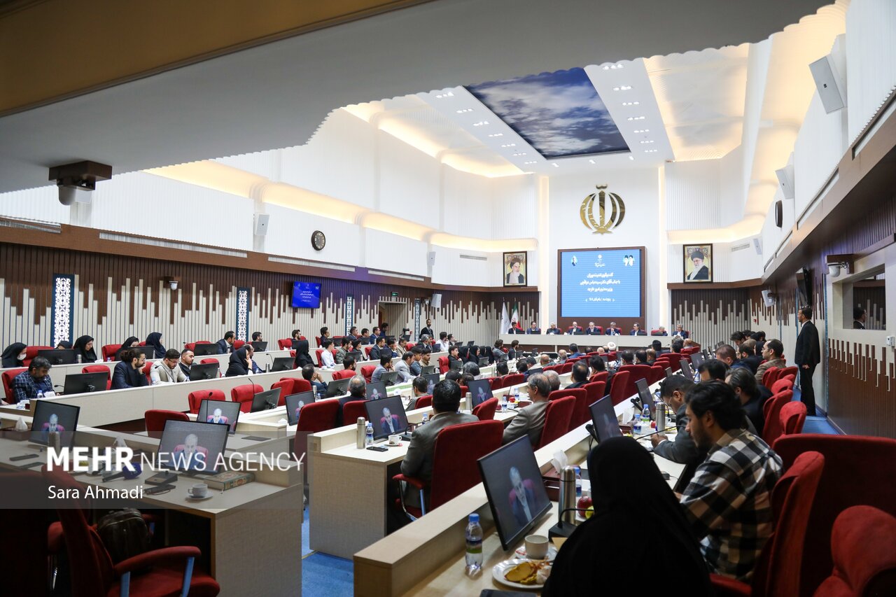 نشست هم اندیشی نخبگانی با حضور مقامات