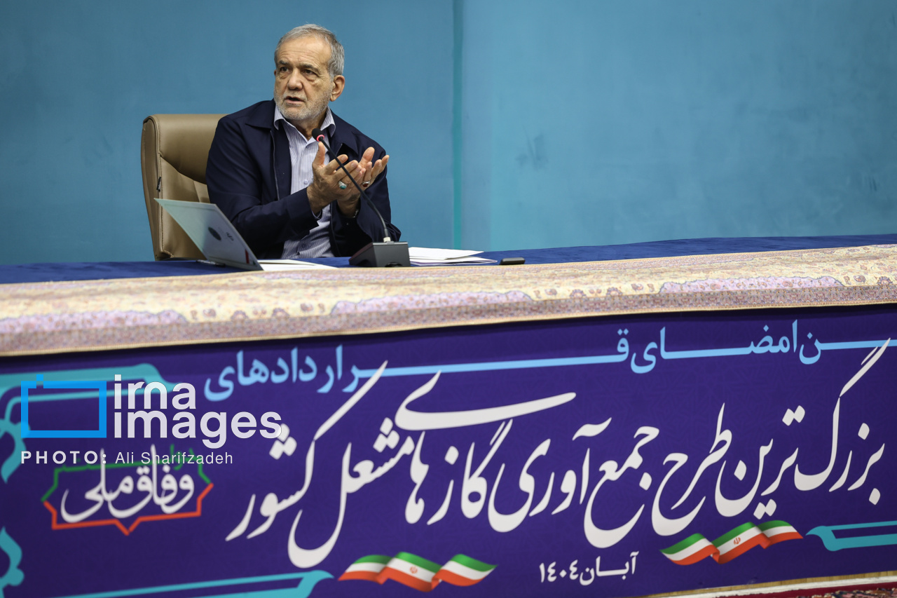 امضای قرارداد مسئولان نفتی با حضور رئیس‌جمهور