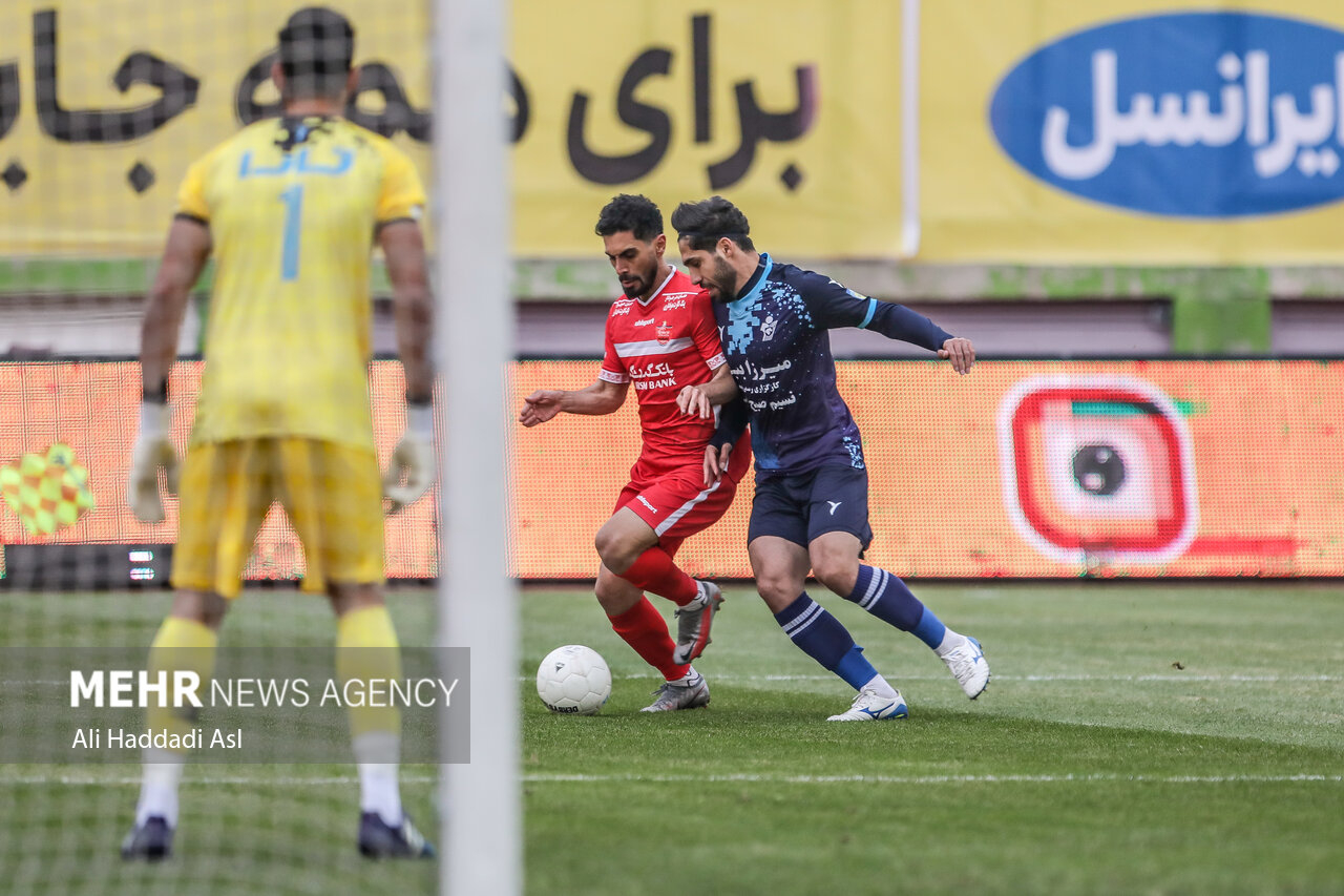 دیدار تیم های فوتبال پرسپولیس تهران و پیکان