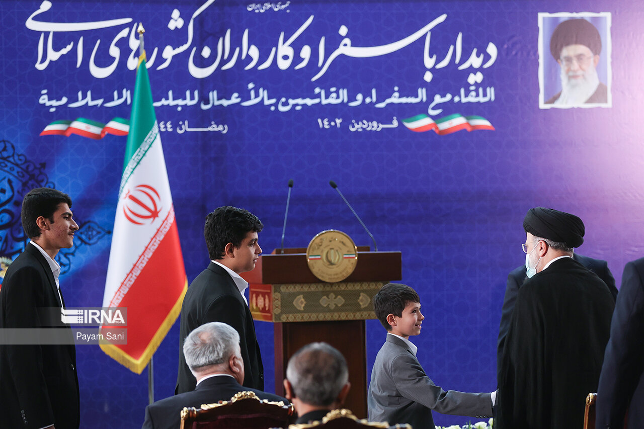 دیدار سفرا و کارداران کشورهای اسلامی با رئیس جمهور