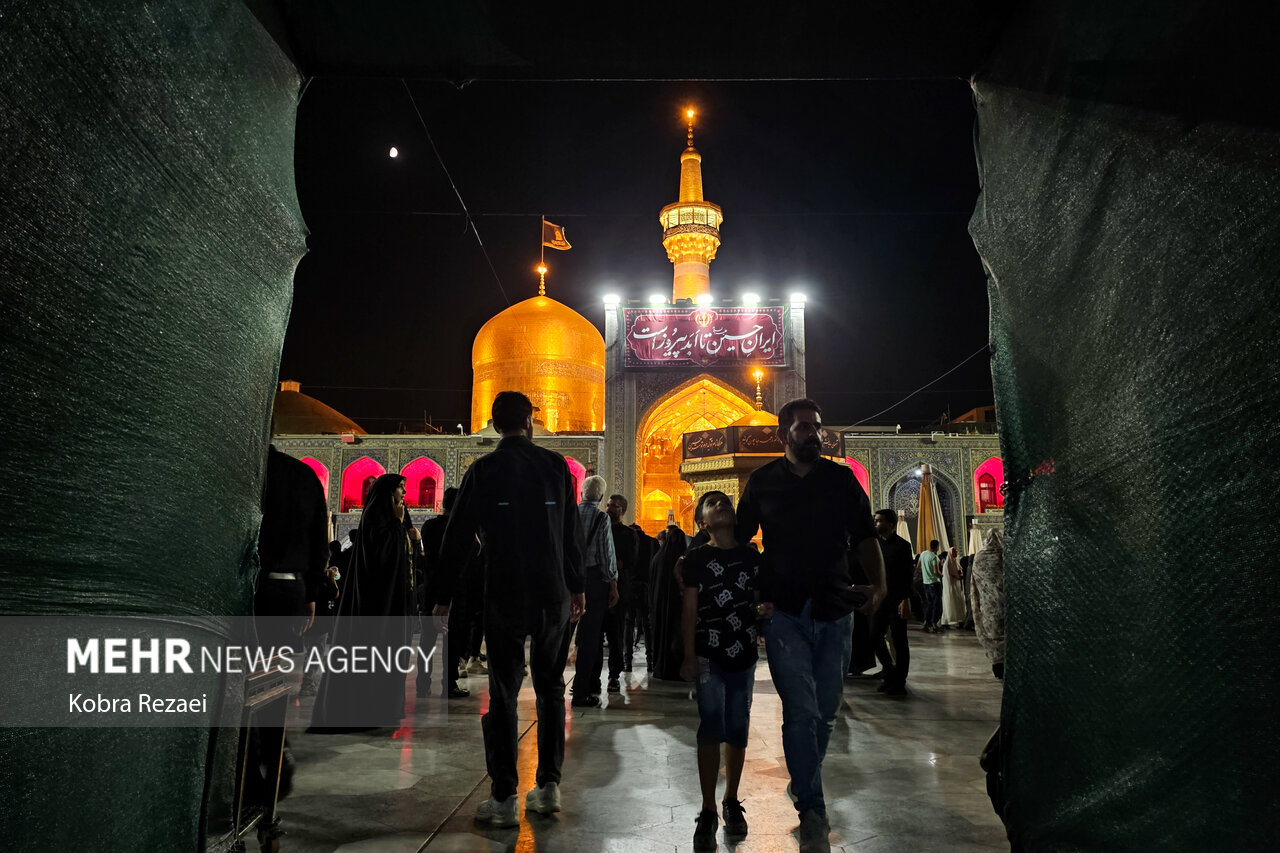شب عاشورای حسینی در حرم مطهر امام رضا(ع)