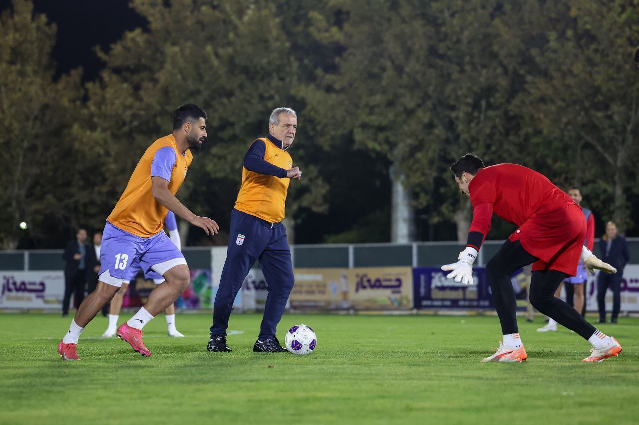  «پزشکیان» با بازیکنان تیم ملی پا به توپ شد