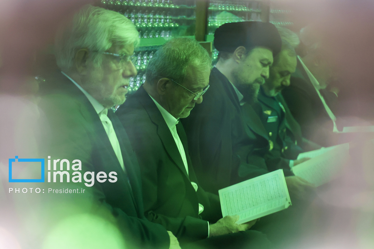 حضور پزشکیان بر مزار شهدای تهاجم اسرائیل به ایران