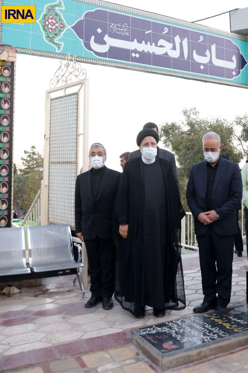 زیارت رئیس‎جمهور از گلزار شهدای کرمان
