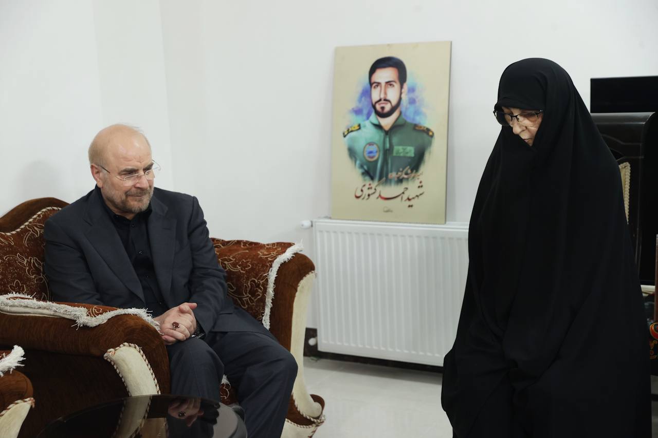 حضور قالیباف در منزل سرلشکر خلبان شهید احمد کشوری