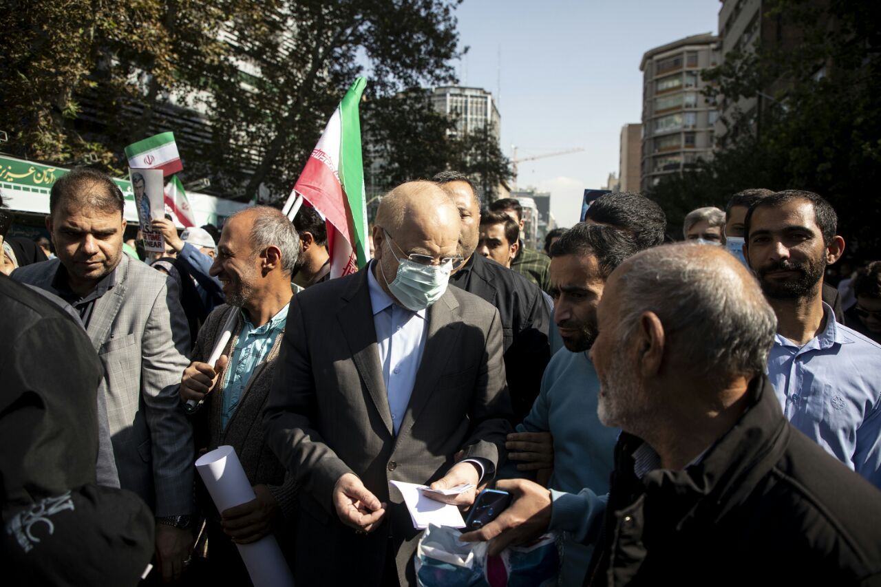 حضور قالیباف در راهپیمایی  و نماز جمعه