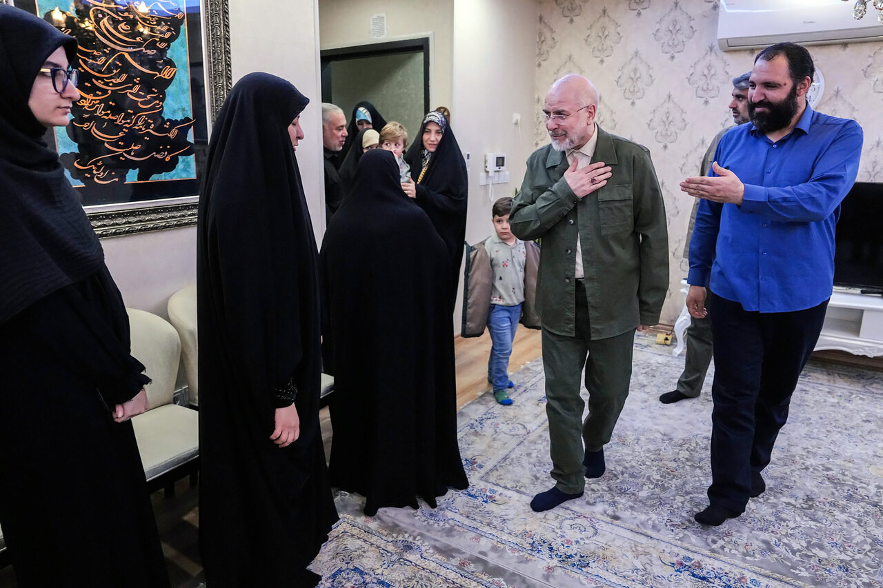 حضور قالیباف در منزل شهید فرج‌الله شوشتری - مشهد مقدس