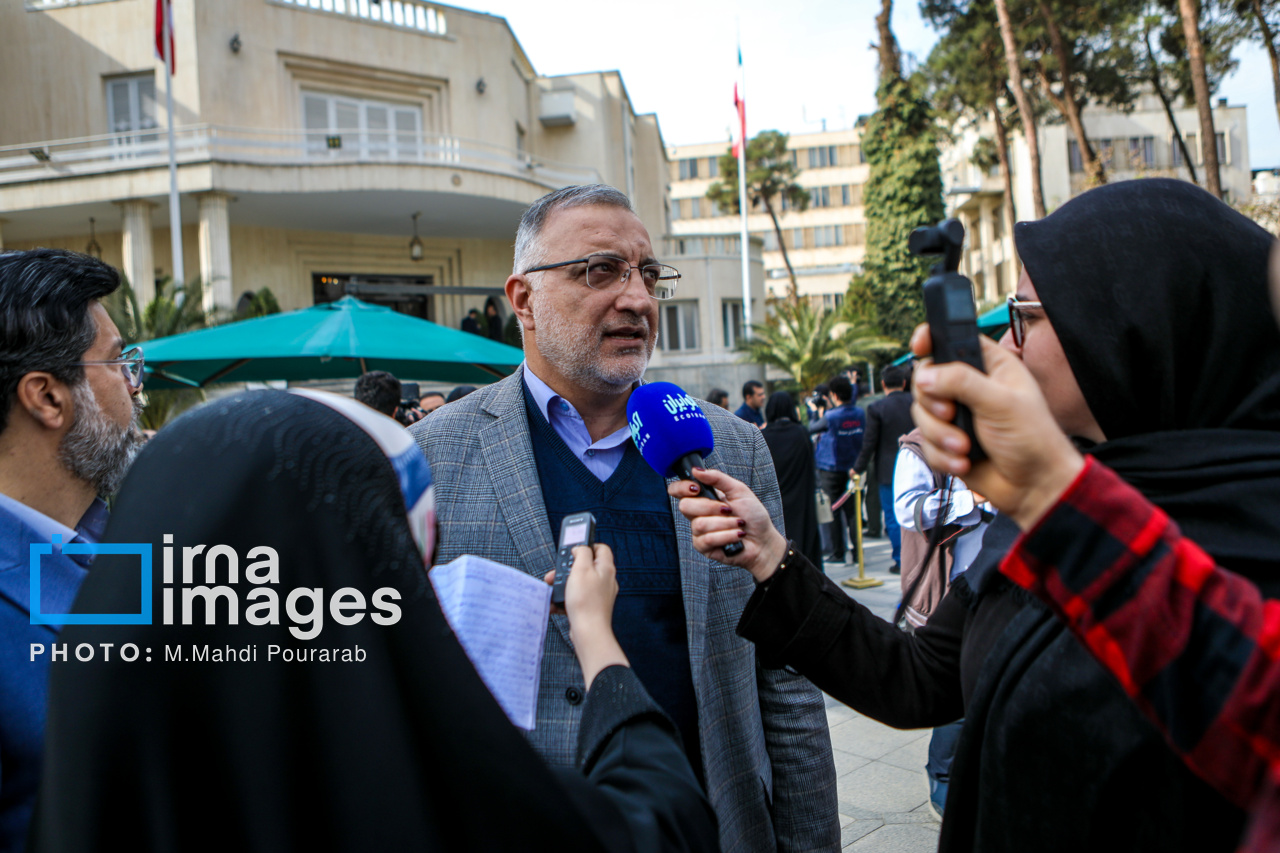 اعضای هیأت دولت در جمع خبرنگاران