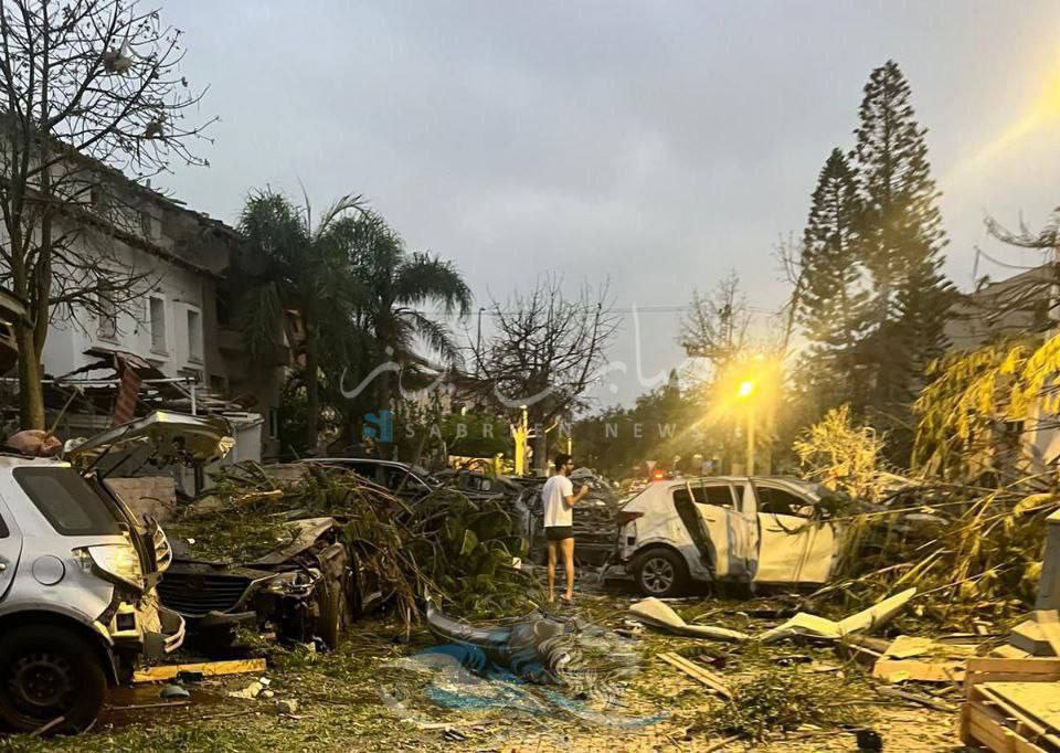 تصاویری از محل اصابت موشک‌های ایرانی در تل‌آویو