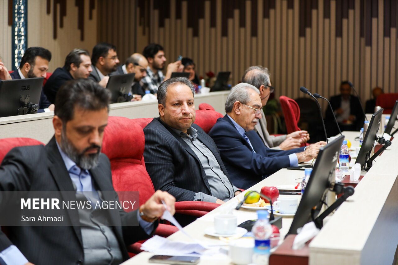 نشست هم اندیشی نخبگانی با حضور مقامات