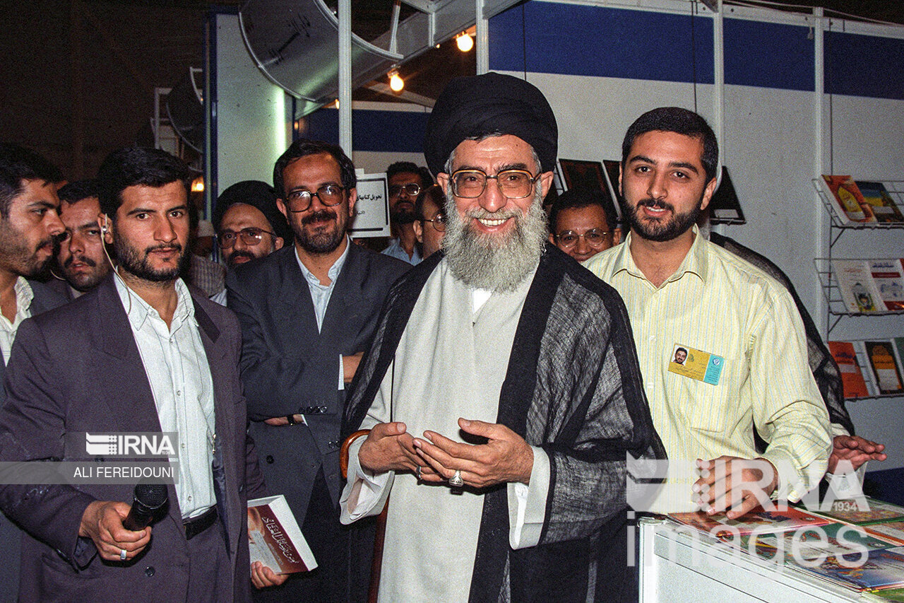 بازدیدهای رهبر انقلاب از سی و سه دوره نمایشگاه کتاب تهران
