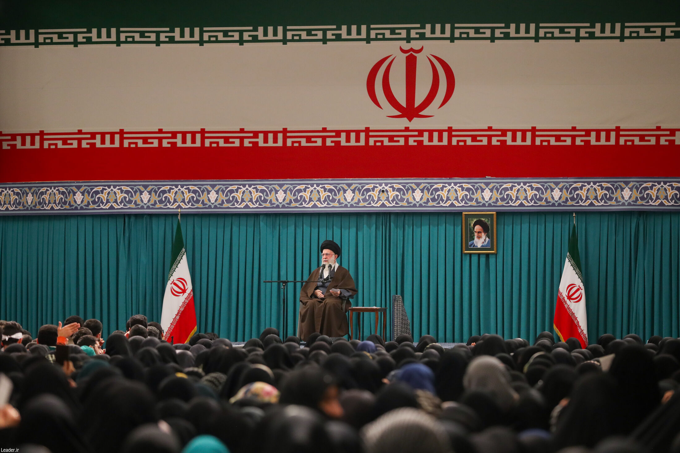  دیدار جمعی از رأی اولی‌ها و خانواده‌های شهدا با رهبر انقلاب