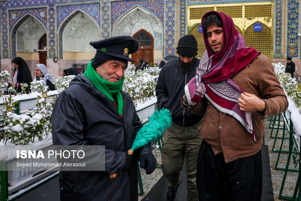 بارش برف در حرم مطهر رضوی