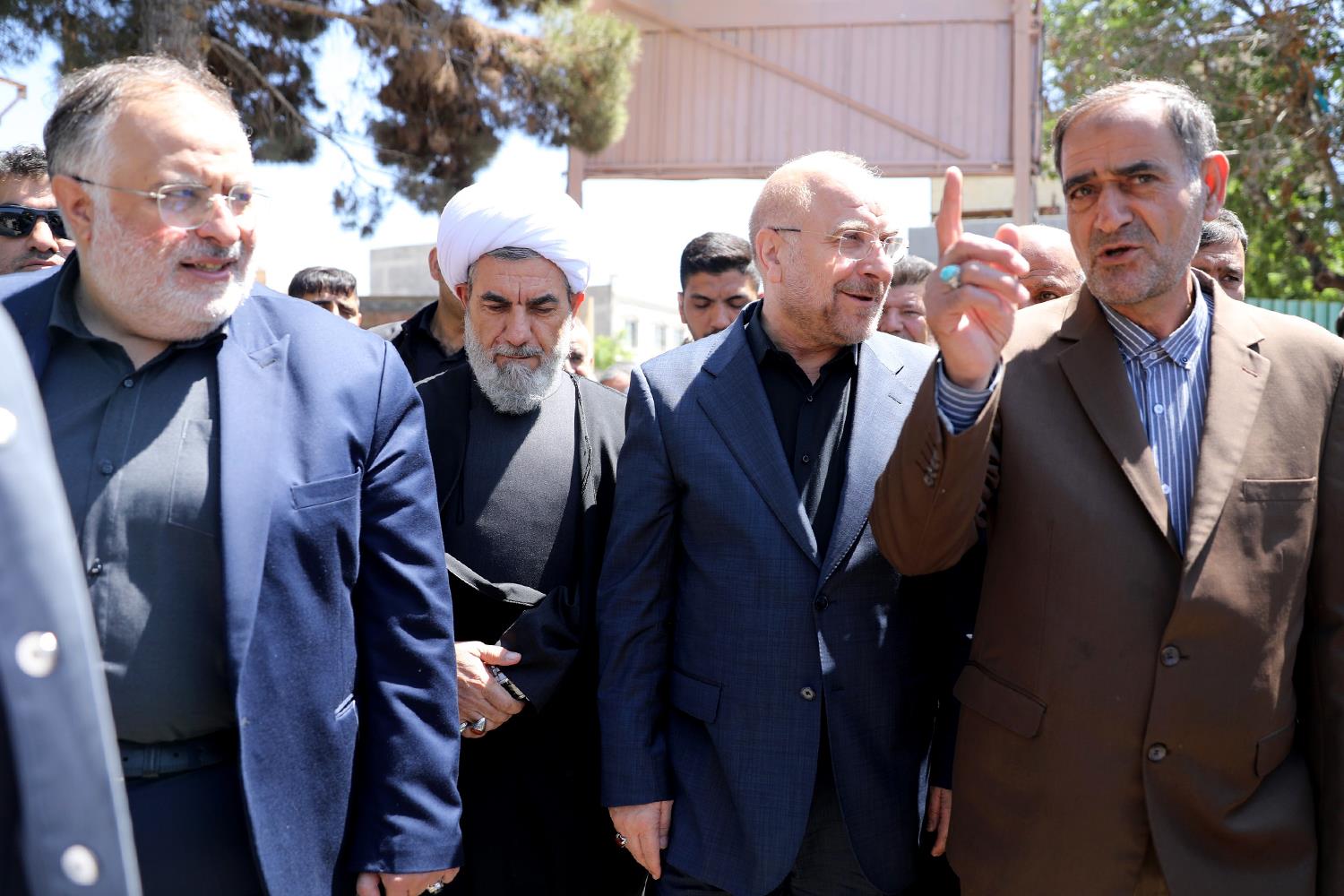 حضور رئیس مجلس در گلزار شهدای بوئین‌زهرا