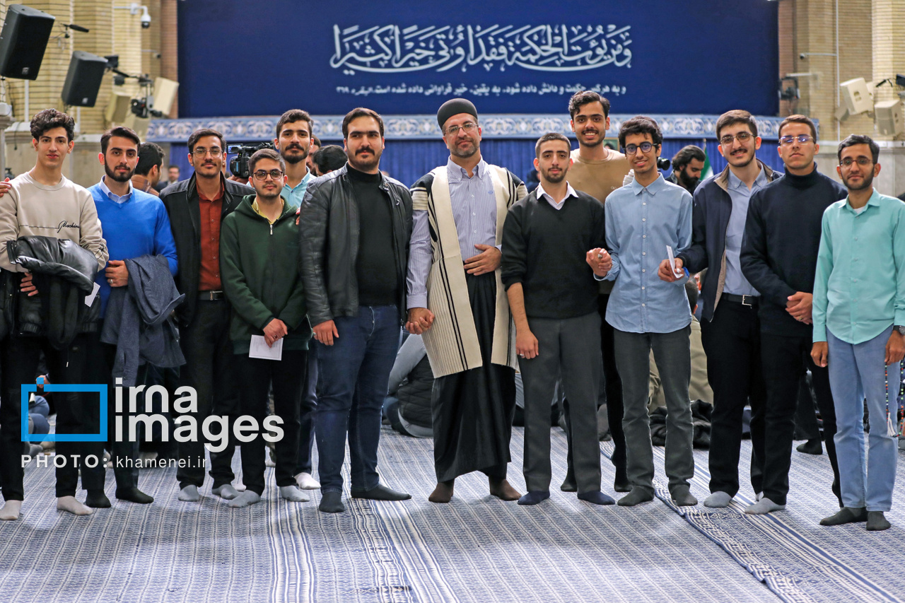 دیدار جمعی از دانشجویان با مقام معظم رهبری