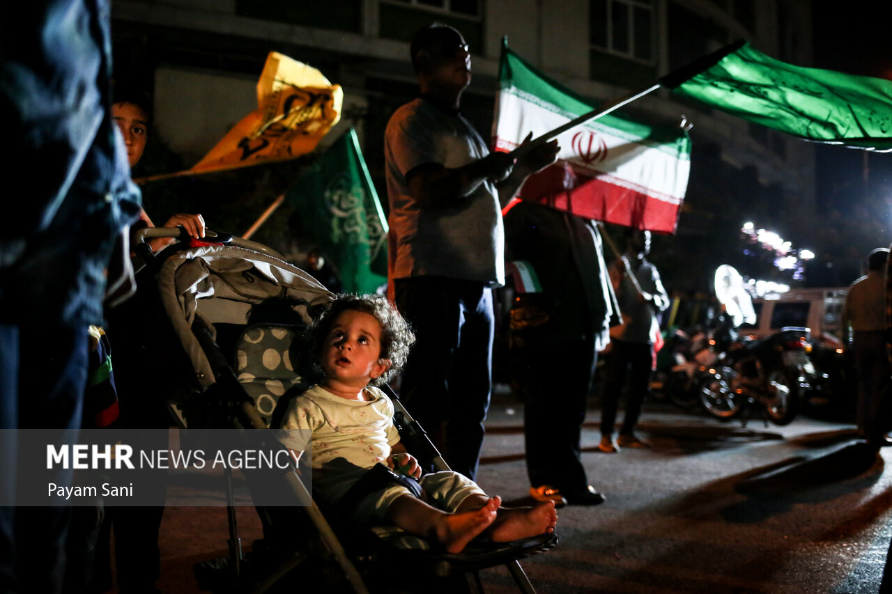 شادی مردم تهران پس از عملیات بشارت فتح