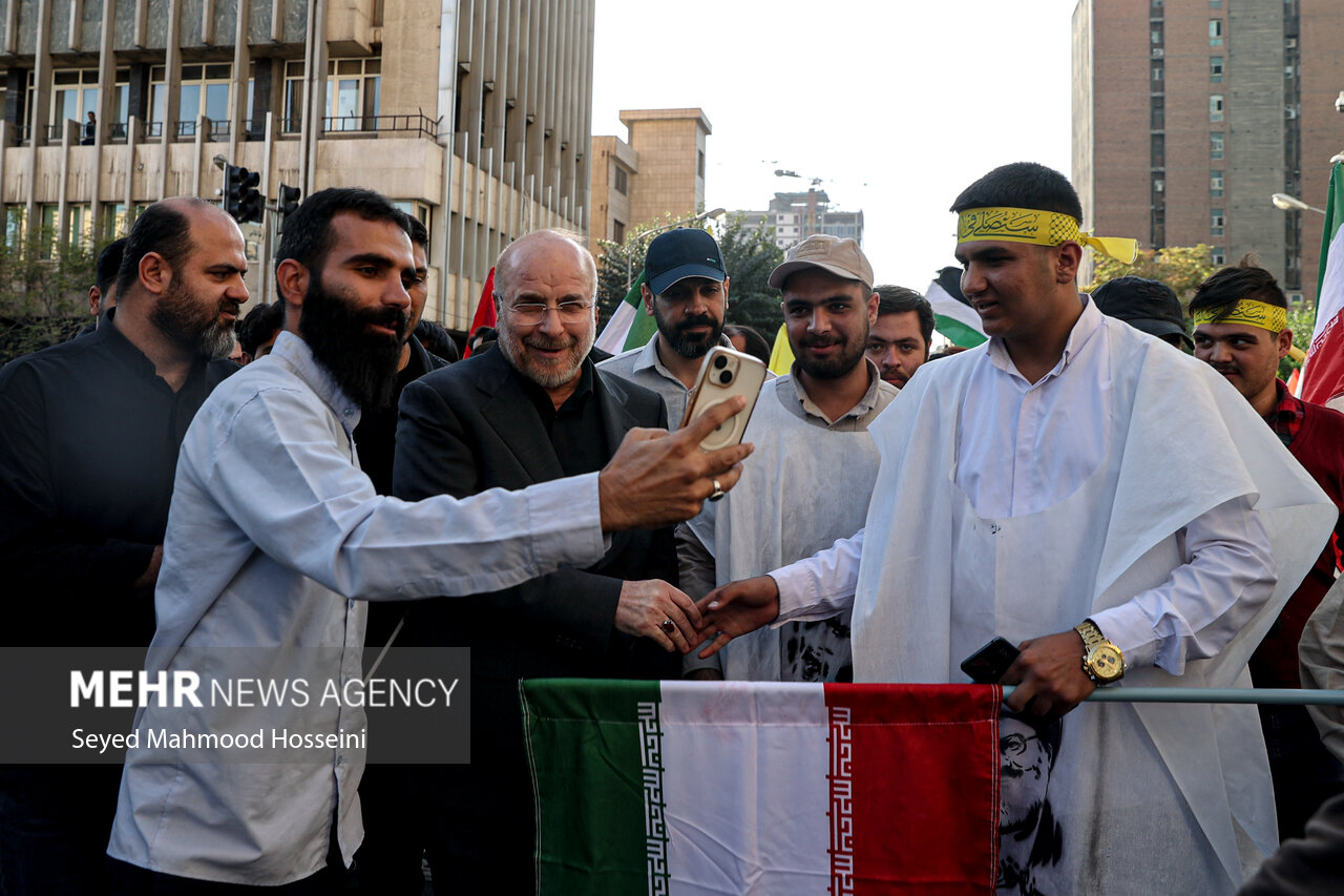 حضور رئیس مجلس در راهپیمایی دانشجویی حمایت از رزمندگان مقاومت