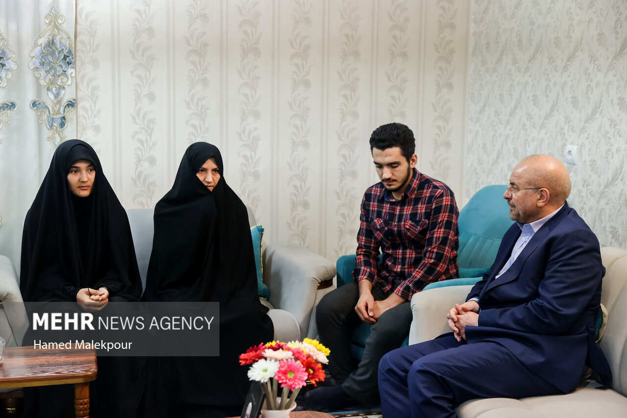 حضور رئیس مجلس در منزل سه تن از شهدای پرواز اردیبهشت