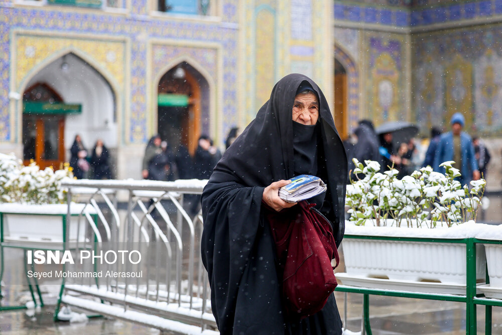 بارش برف در حرم مطهر رضوی