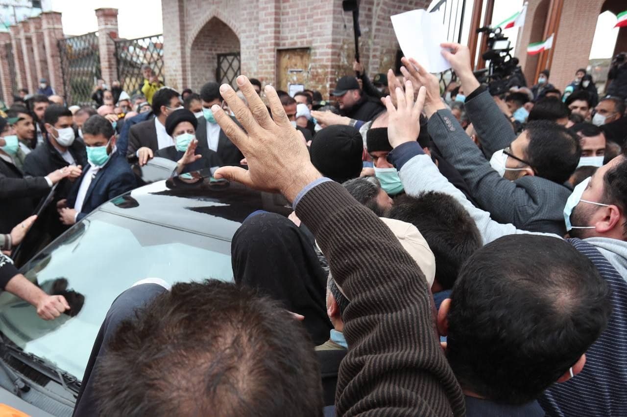 رئیس‌جمهور بر مزار میرزا کوچک خان جنگلی