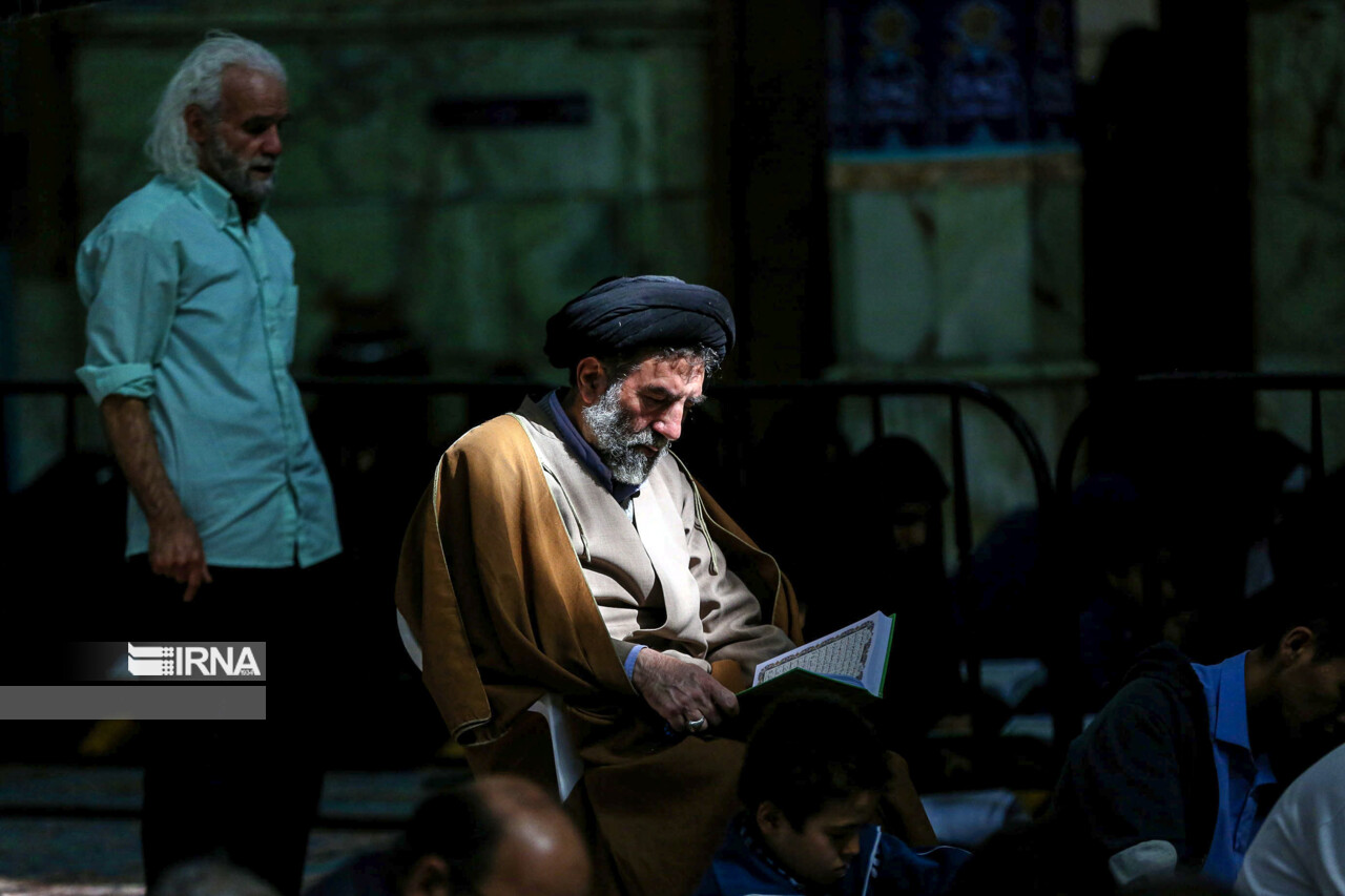 جزء خوانی قرآن کریم در مسجد جمکران