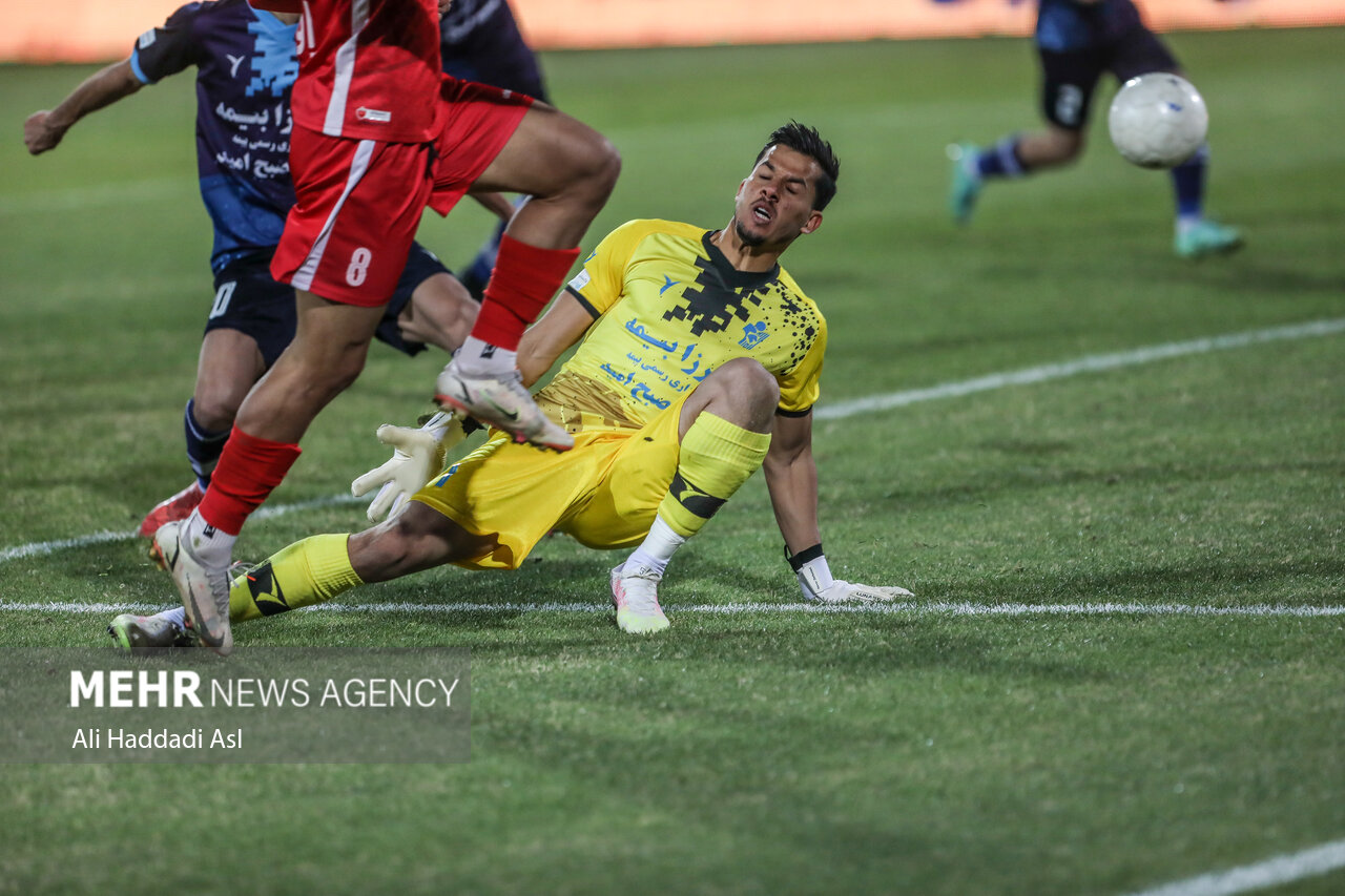 دیدار تیم های فوتبال پرسپولیس تهران و پیکان